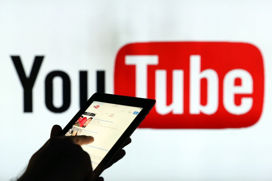 YouTube là trang web hàng đầu phát video, ước tính doanh thu hàng tỷ USD mỗi năm. Ảnh: Bloomberg