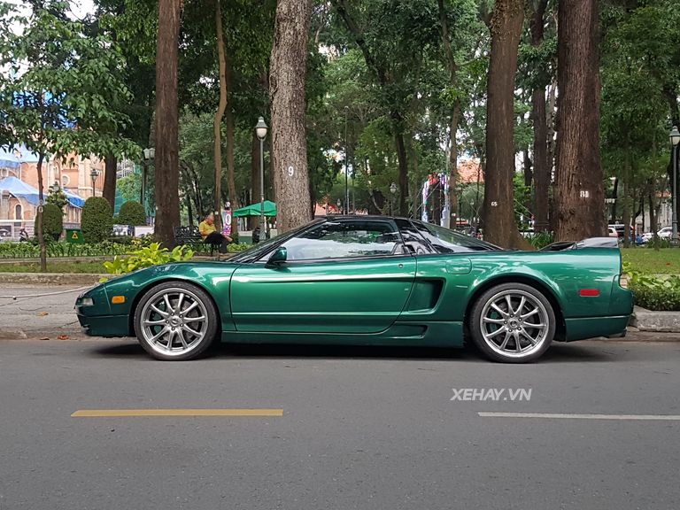 Chạm mặt huyền thoại Honda/Acura NSX 1991 trên đường phố Sài Gòn