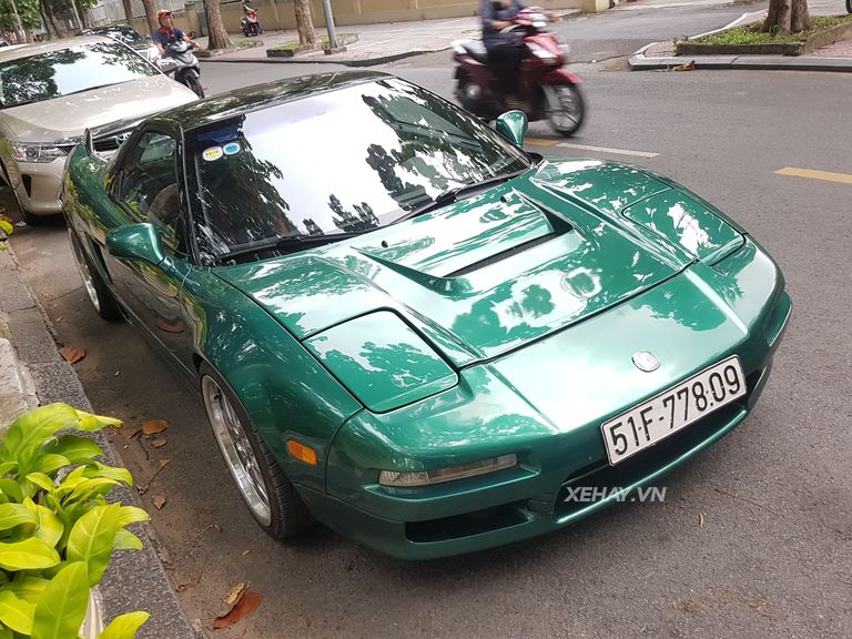 Chạm mặt huyền thoại Honda/Acura NSX 1991 trên đường phố Sài Gòn