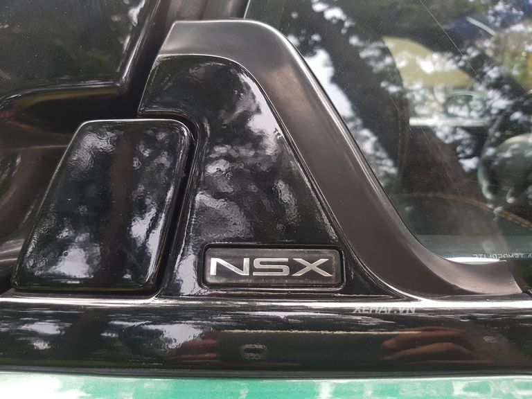 Chạm mặt huyền thoại Honda/Acura NSX 1991 trên đường phố Sài Gòn