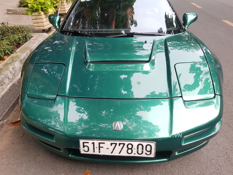 Chạm mặt huyền thoại Honda/Acura NSX 1991 trên đường phố Sài Gòn