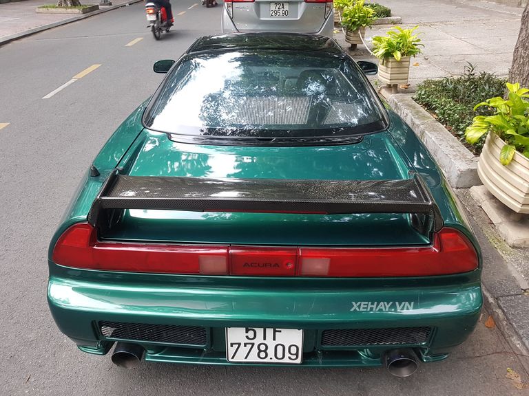 Chạm mặt huyền thoại Honda/Acura NSX 1991 trên đường phố Sài Gòn