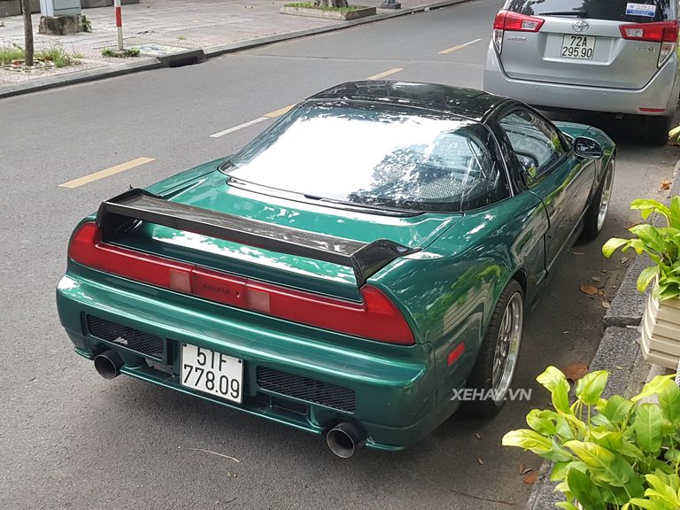 Chạm mặt huyền thoại Honda/Acura NSX 1991 trên đường phố Sài Gòn
