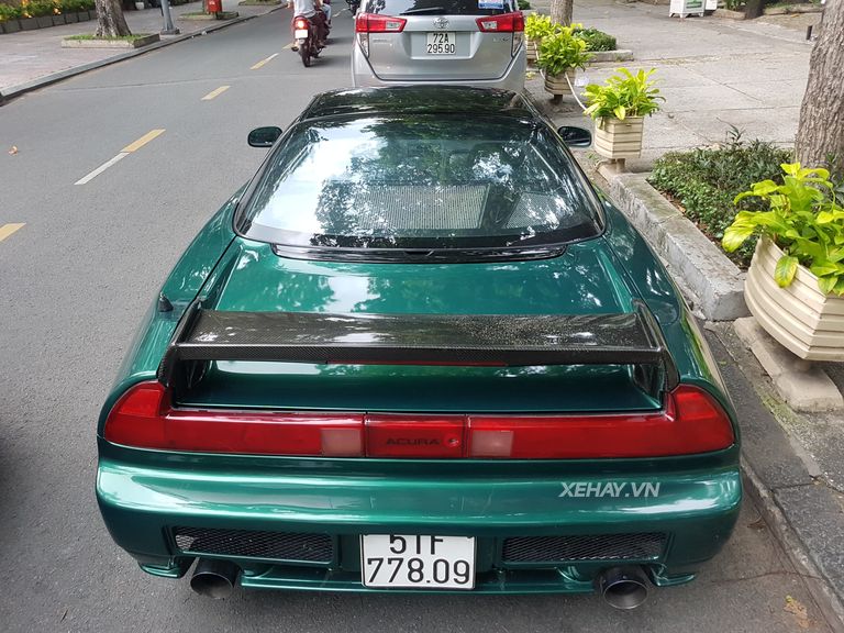 Chạm mặt huyền thoại Honda/Acura NSX 1991 trên đường phố Sài Gòn