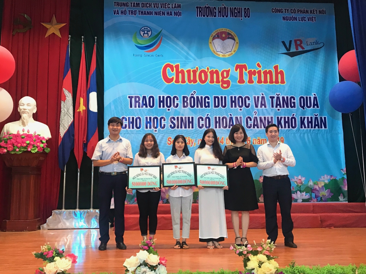 Ban tổ chức trao học bổng tới học sinh