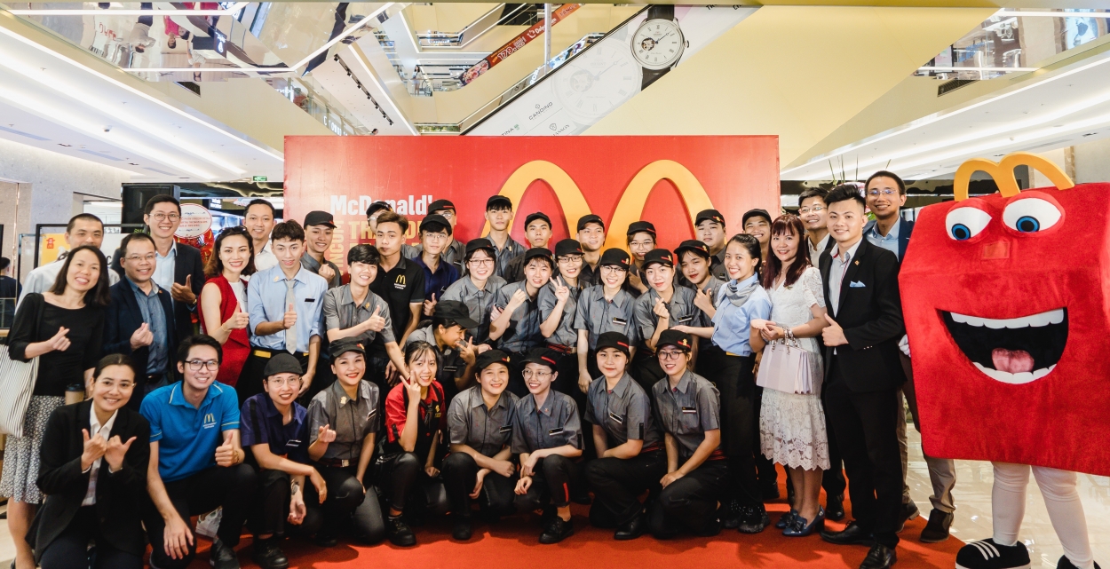 Đội ngũ nhân viên nhà hàng McDonald's Vincom Trần Duy Hưng cùng các đại diện quản lý McDonald's Việt Nam.