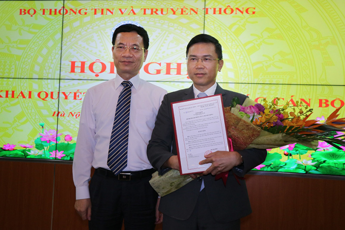 Bộ trưởng TT&amp;TT Nguyễn Mạnh Hùng trao quyết định và tặng hoa chúc mừng cho ông Phạm Anh Tuấn.
