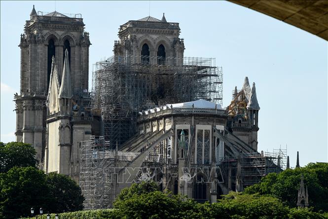 Các nhà tỷ phú hứa hẹn quyên tiền khôi phục Nhà thờ Đức Bà Paris chưa chi một đồng nào