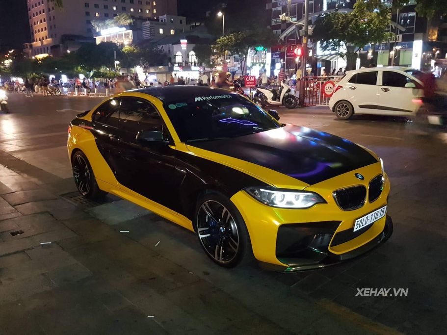 Tóm gọn BMW M2 Coupe dạo chơi trên phố Sài Gòn trong “bộ áo mới”