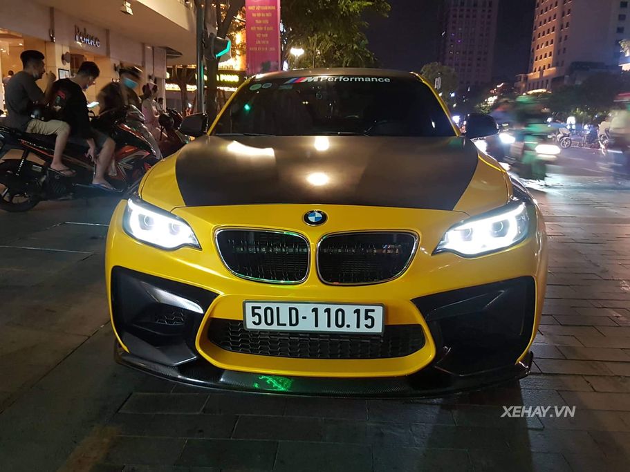 Tóm gọn BMW M2 Coupe dạo chơi trên phố Sài Gòn trong “bộ áo mới”