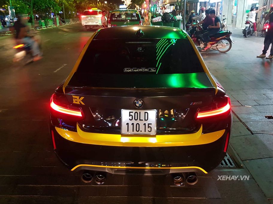 Tóm gọn BMW M2 Coupe dạo chơi trên phố Sài Gòn trong “bộ áo mới”