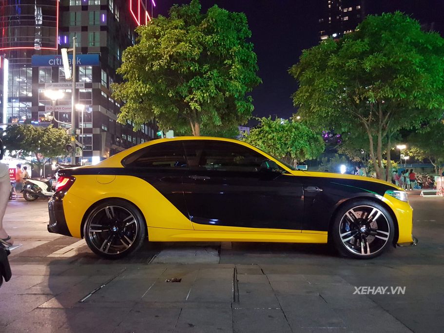 Tóm gọn BMW M2 Coupe dạo chơi trên phố Sài Gòn trong “bộ áo mới”