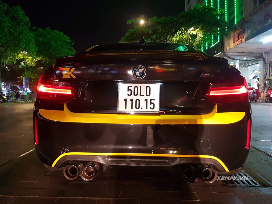 Tóm gọn BMW M2 Coupe dạo chơi trên phố Sài Gòn trong “bộ áo mới”