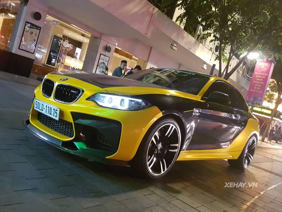 Tóm gọn BMW M2 Coupe dạo chơi trên phố Sài Gòn trong “bộ áo mới”
