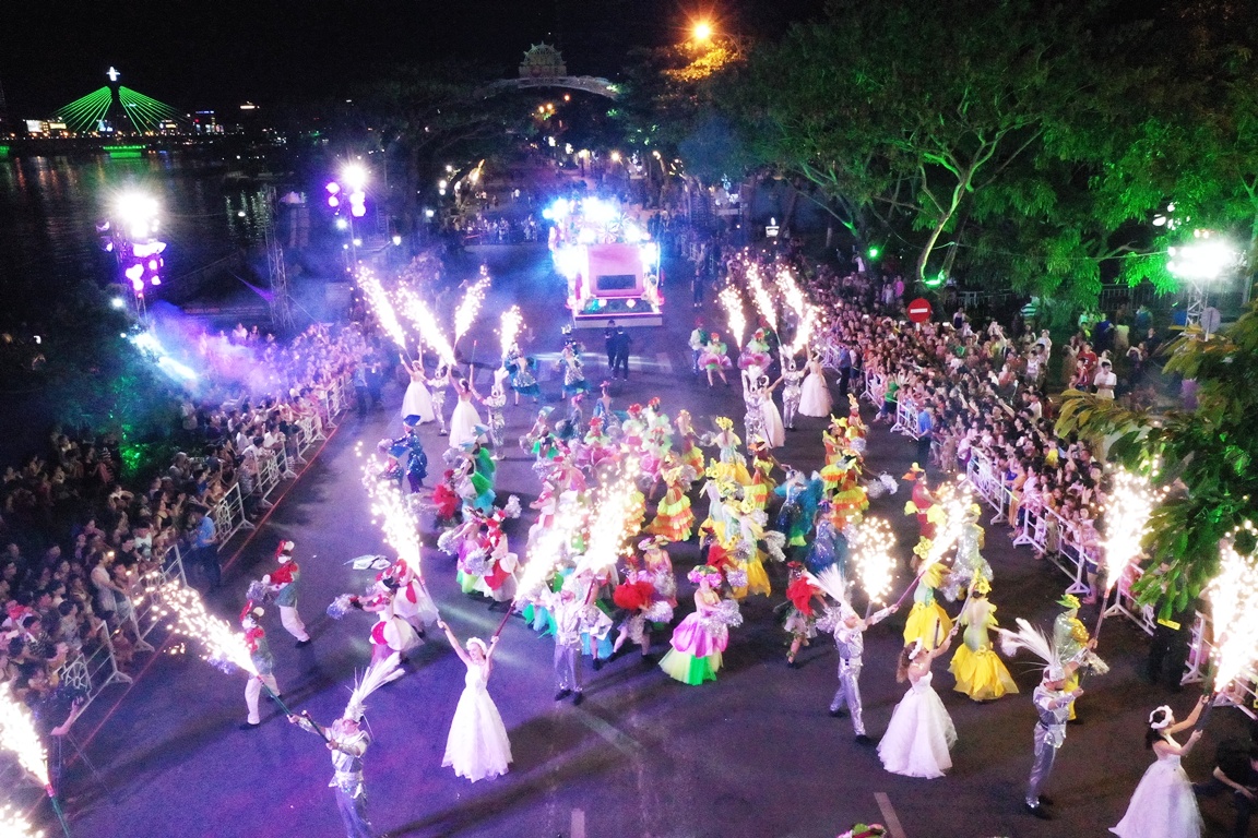 Đà Nẵng cuồng nhiệt trong Carnival đường phố DIFF 2019 tối 16/6