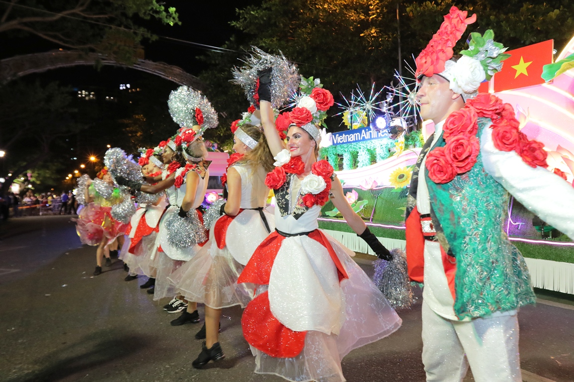 Đà Nẵng cuồng nhiệt trong Carnival đường phố DIFF 2019 tối 16/6