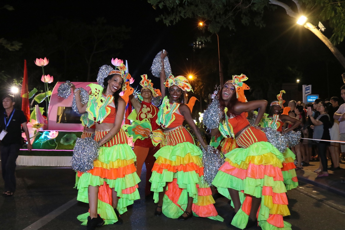 Đà Nẵng cuồng nhiệt trong Carnival đường phố DIFF 2019 tối 16/6