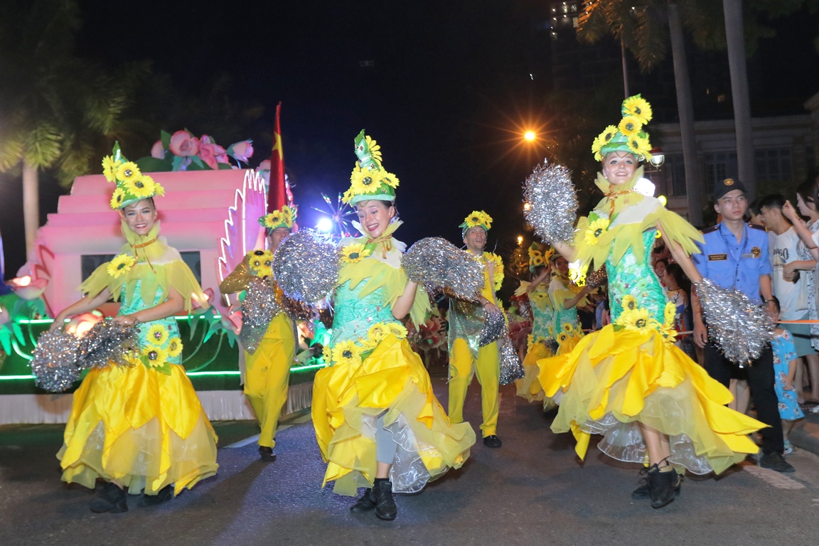 Đà Nẵng cuồng nhiệt trong Carnival đường phố DIFF 2019 tối 16/6