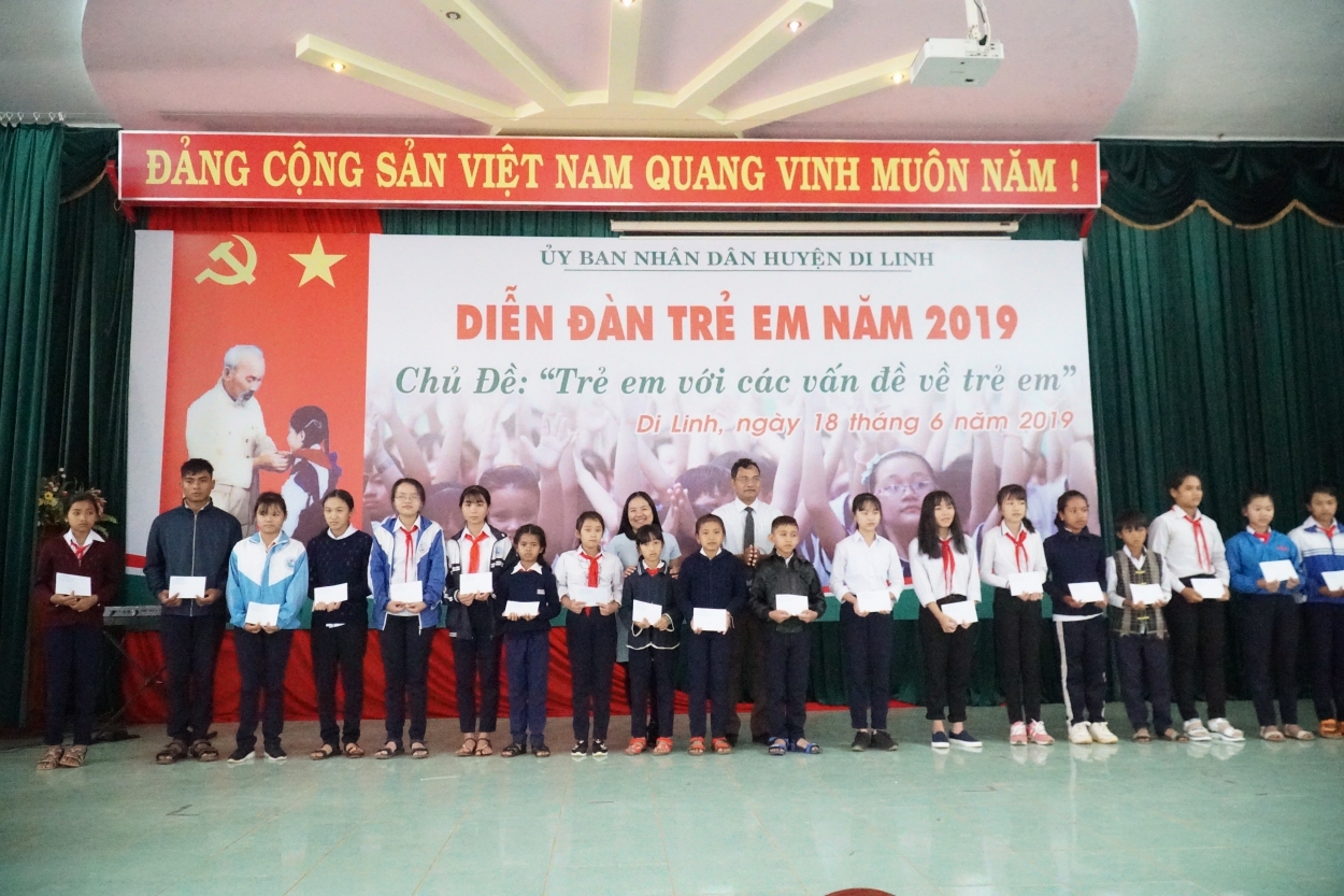 Chương trình trao học bổng cho các học sinh có hoàn cảnh khó khăn