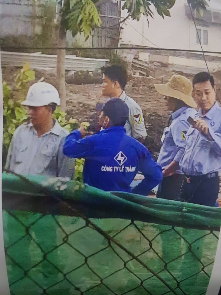 Nhóm người mặc áo Công ty Lê Thành vào nhà phá khóa, mang đồ đạc ra ngoài, cho phương tiện vào san phẳng căn nhà ông Quang đang ở