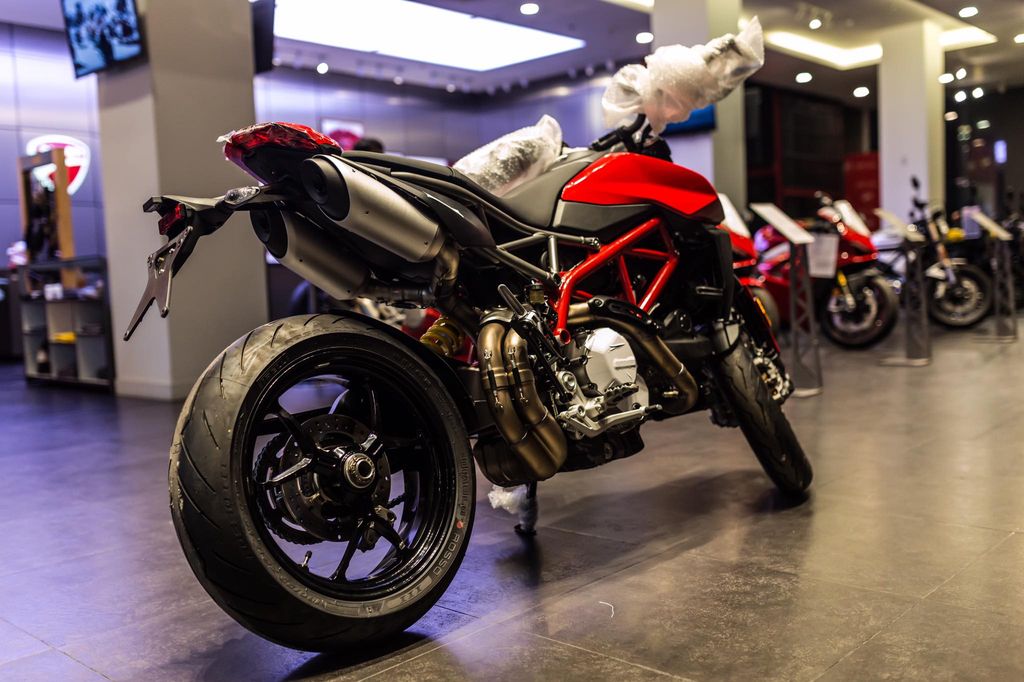 Tại thị trường Việt Nam, Ducati Hypermotard 950 sẽ được phân phối với 2 phiên bản gồm bản tiêu chuẩn và bản SP