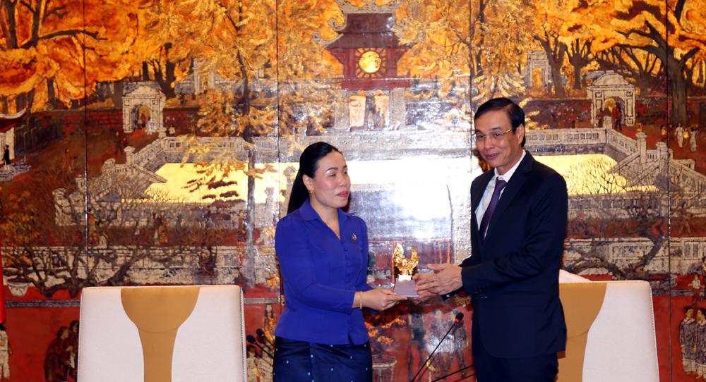 Phó Bí thư Thành ủy Hà Nội Đào Đức Toàn tặng quà lưu niệm tới đoàn đại biểu Thành đoàn Viêng Chăn (Lào)