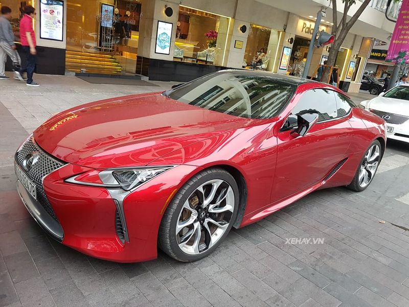 Sài Gòn: Bắt gặp Lexus LC 500 2018 màu đỏ độc nhất Việt Nam rực rỡ trên phố