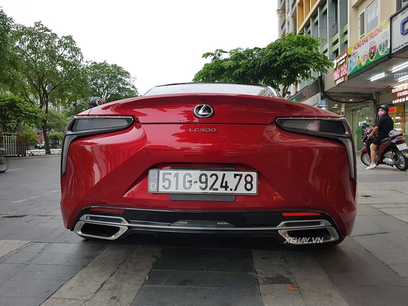 Sài Gòn: Bắt gặp Lexus LC 500 2018 màu đỏ độc nhất Việt Nam rực rỡ trên phố