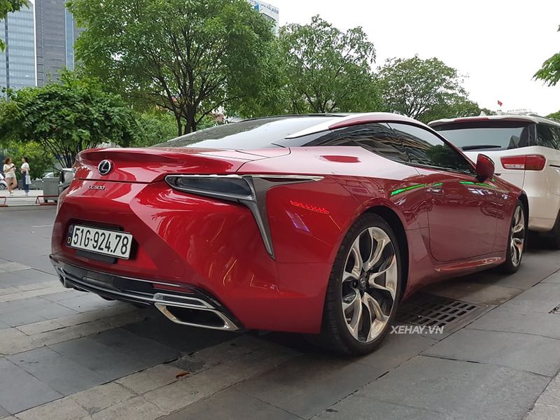 Sài Gòn: Bắt gặp Lexus LC 500 2018 màu đỏ độc nhất Việt Nam rực rỡ trên phố