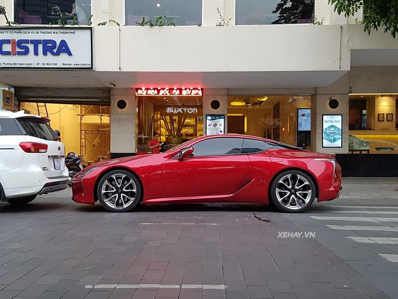 Sài Gòn: Bắt gặp Lexus LC 500 2018 màu đỏ độc nhất Việt Nam rực rỡ trên phố