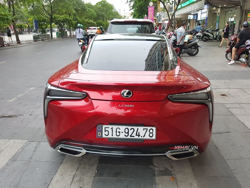 Sài Gòn: Bắt gặp Lexus LC 500 2018 màu đỏ độc nhất Việt Nam rực rỡ trên phố