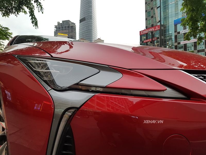 Sài Gòn: Bắt gặp Lexus LC 500 2018 màu đỏ độc nhất Việt Nam rực rỡ trên phố