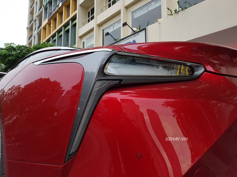Sài Gòn: Bắt gặp Lexus LC 500 2018 màu đỏ độc nhất Việt Nam rực rỡ trên phố