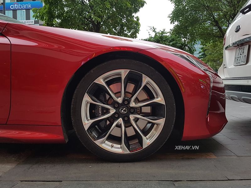 Sài Gòn: Bắt gặp Lexus LC 500 2018 màu đỏ độc nhất Việt Nam rực rỡ trên phố