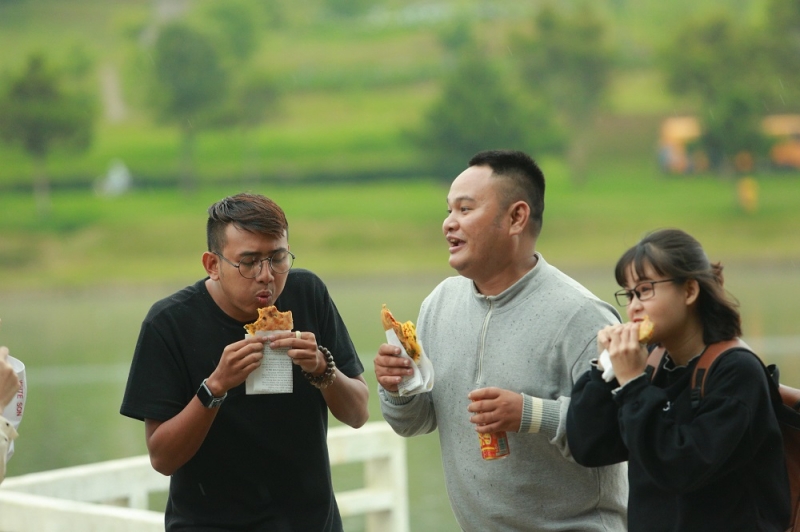 Lúc nghỉ giải lao, các thành viên không quên thưởng thức đặc sản bánh tráng nướng Đà Lạt