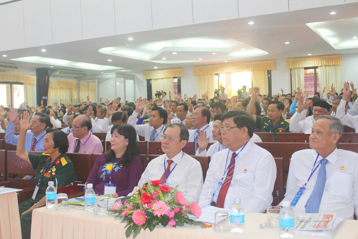 Các đại biểu biểu quyết tại Đại hội.