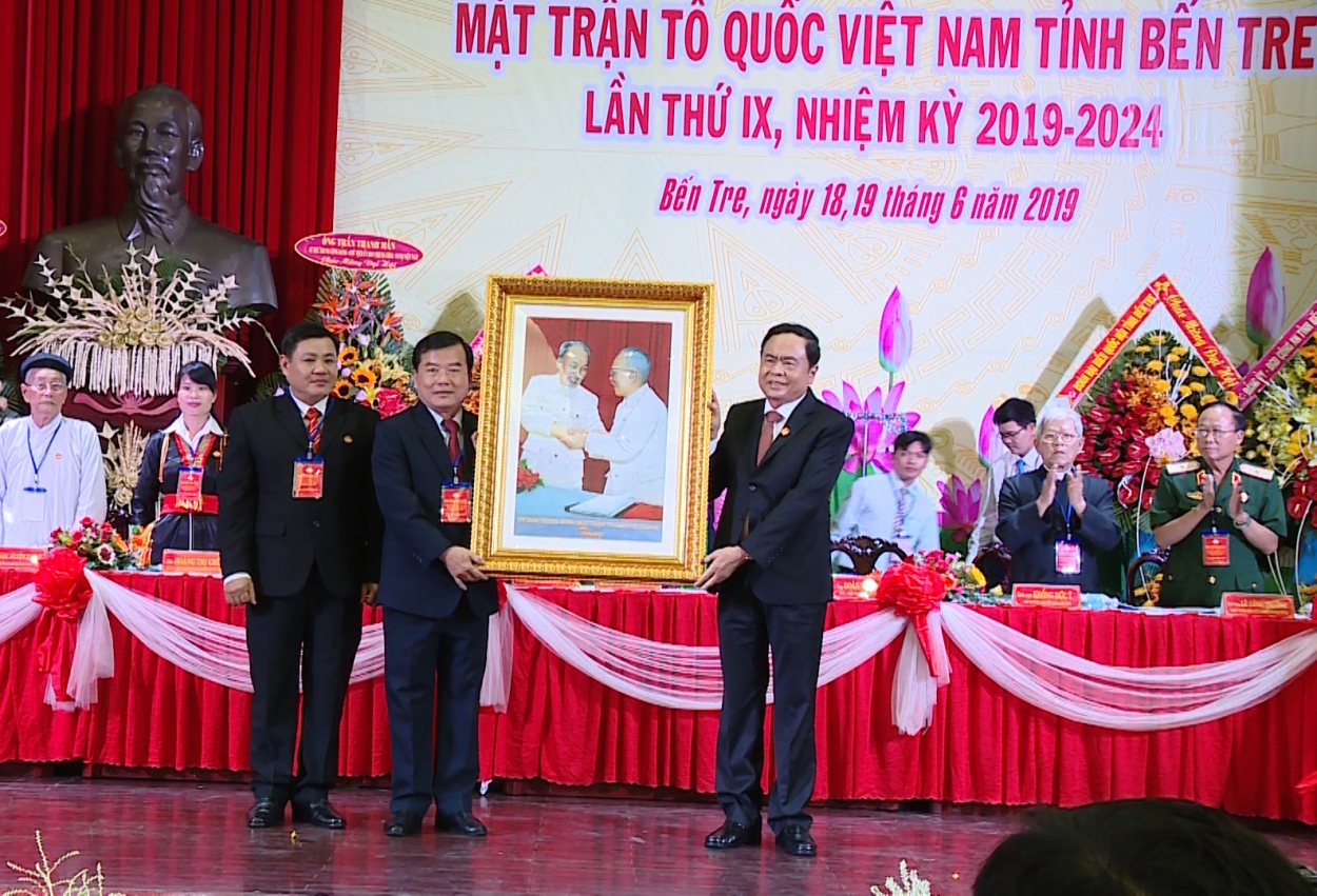 Chủ tịch Ủy ban Trung ương MTTQ Việt Nam Trần Thanh Mẫn trao tặng bức ảnh Bác Hồ và Bác Tôn chúc mừng Đại hội.