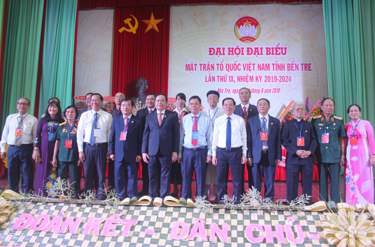 Chủ tịch Trần Thanh Mẫn chụp ảnh lưu niệm cùng đại biểu tham dự Đại hội.