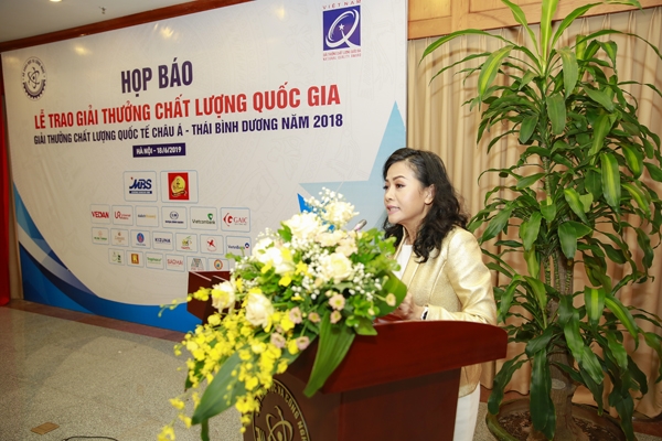 Bà Trần Uyên Phương, Phó Tổng Giám đốc Tập đoàn Nước giải khát Tân Hiệp Phát chia sẻ tại họp báo