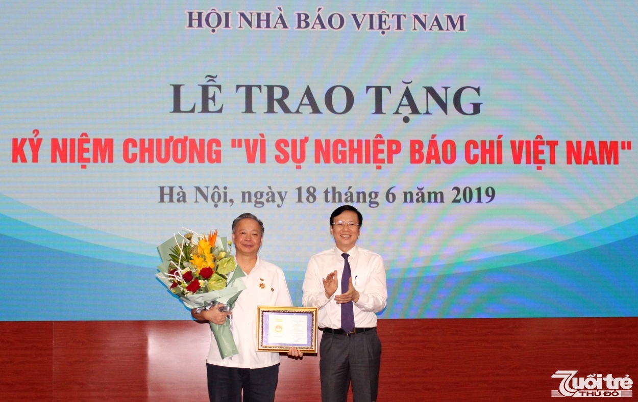 Phó Chủ tịch Thường trực Hội Nhà báo VN Hồ Quang Lợi trao tặng Kỷ niệm chương “Vì sự nghiệp báo chí Việt Nam” cho đồng chí Nguyễn Văn Sửu,