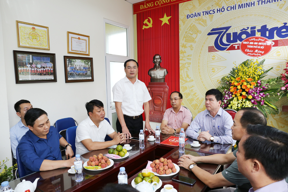 Đồng chí Nguyễn Ngọc Việt, Bí thư Thành đoàn Hà Nội phát biểu chúc mừng cán bộ, phóng viên Báo Tuổi trẻ Thủ đô.