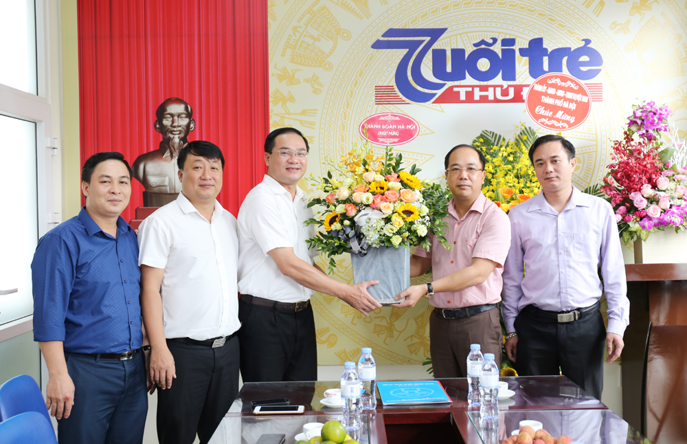 Đồng chí Nguyễn Ngọc Việt, Ủy viên Ban Thường vụ Trung ương Đoàn, Bí thư Thành đoàn; đồng chí Nguyễn Khánh Bình, Ủy viên Ban chấp hành Trung ương Đoàn, Phó Bí thư Thường trực Thành đoàn Hà Nội tặng hoa chúc mừng cán bộ, phóng viên Báo Tuổi trẻ Thủ đô.