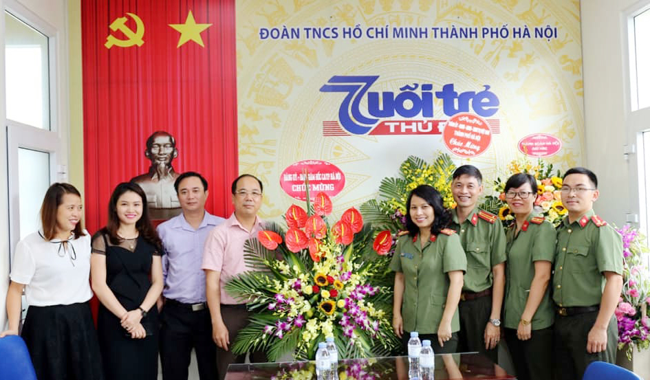 Lãnh đạo Phòng PA03, Công an Thành phố Hà Nội tặng hoa chúc mừng Báo Tuổi trẻ Thủ đô nhân dịp kỷ niệm 94 năm Ngày Báo chí Cách mạng Việt Nam