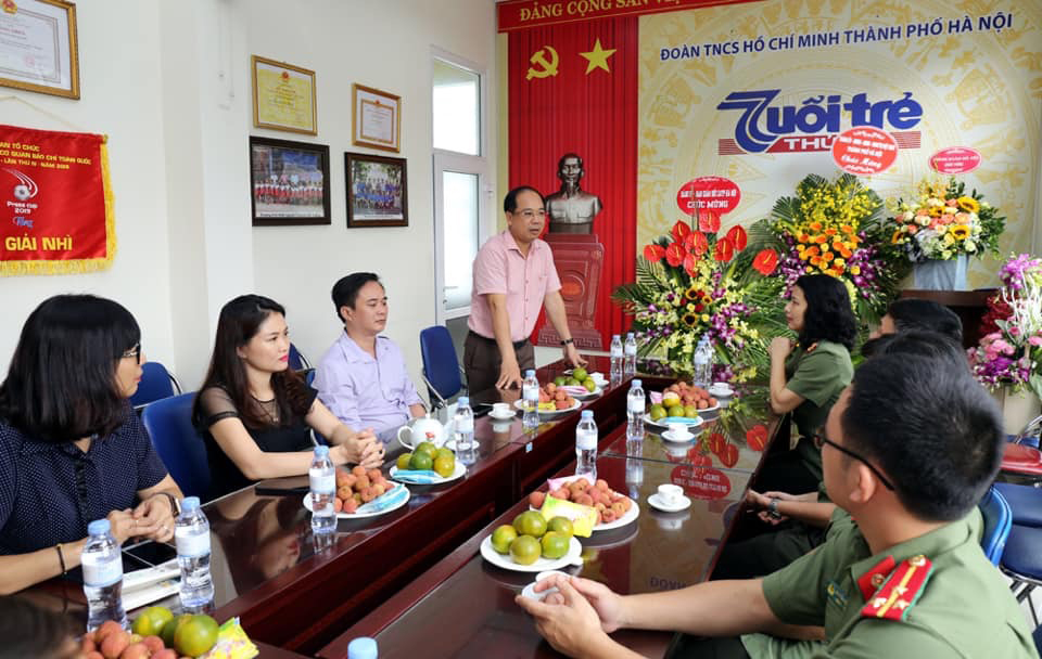 Đồng chí Nguyễn Mạnh Hưng, Bí thư Chi bộ, Tổng biên tập Báo Tuổi trẻ Thủ đô cám ơn các đồng chí Ban giám đốc Công an Thành phố và Phòng PA03.