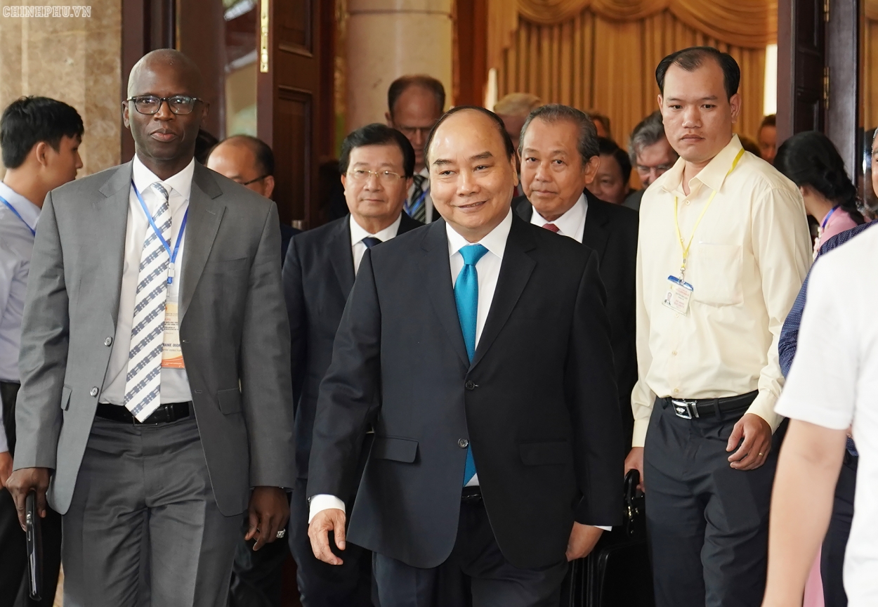 Thủ tướng Nguyễn Xuân Phúc và các đại biểu đến dự hội nghị.