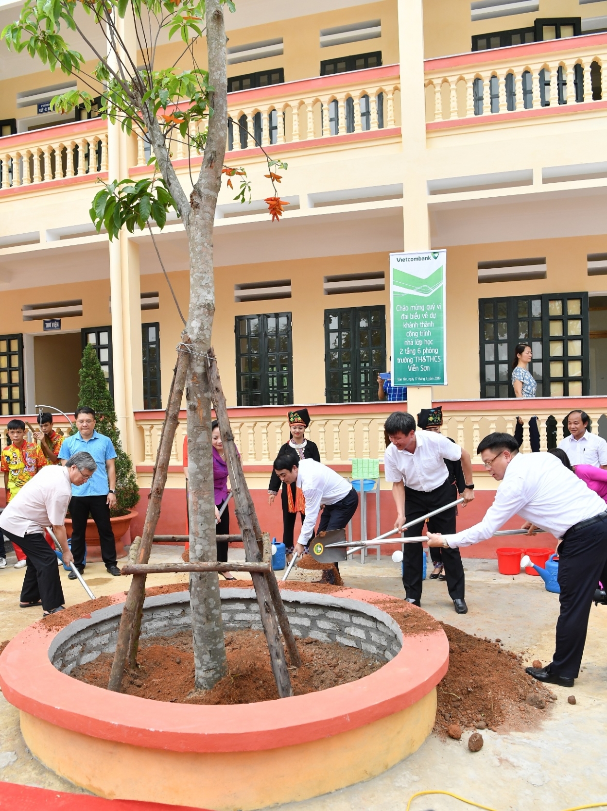 Đồng chí Trần Quốc Vượng - Ủy viên Bộ Chính trị, Thường trực Ban Bí thư cùng lãnh đạo địa phương và lãnh đạo Vietcombank trồng cây lưu niệm tại trường.