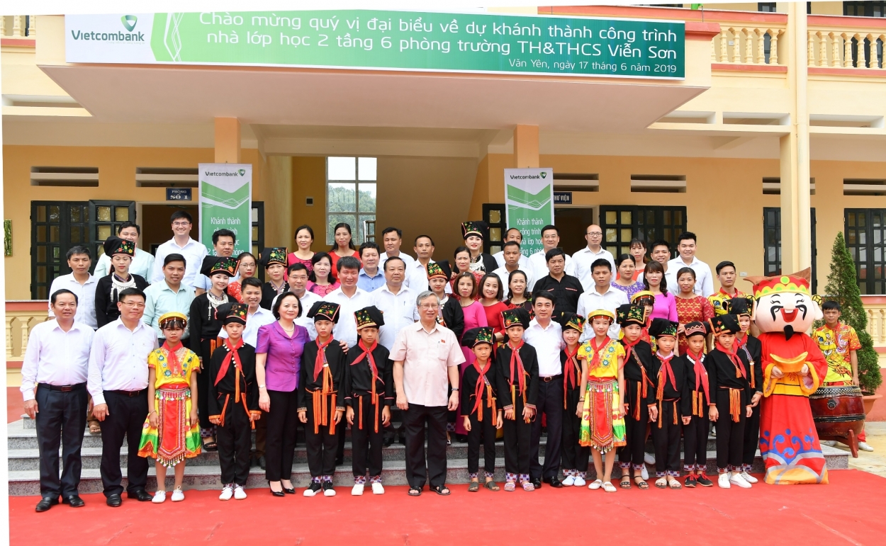Đồng chí Trần Quốc Vượng - Ủy viên Bộ Chính trị, Thường trực Ban Bí thư cùng lãnh đạo địa phương và lãnh đạo Vietcombank chụp hình lưu niệm cùng các thầy cô giáo và các em học sinh nhà trường.