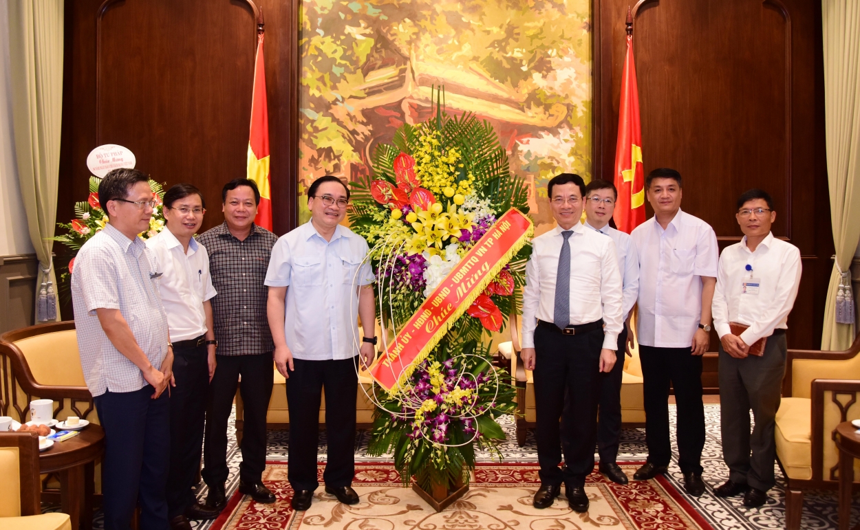 Bí thư Thành ủy Hoàng Trung Hải thăm, chúc mừng Bộ Thông tin và Truyền thông