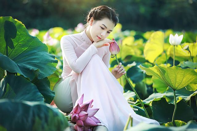 Nhan sắc của bà mẹ hai con trẻ trung xinh đẹp như gái tuổi 18
