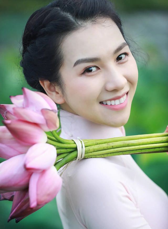 Vẻ đẹp bất chấp thời gian của bà mẹ 2 con